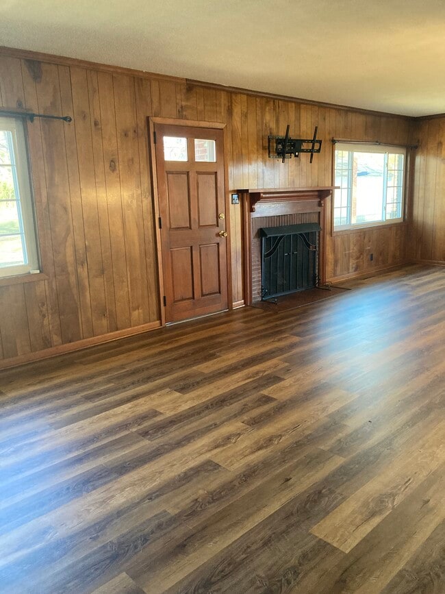 Open concept great room with fireplace and large windows - 2227 Wildcat Creek Rd Unit A