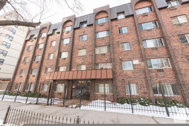 Building Photo - 5820 N Sheridan Rd Rental