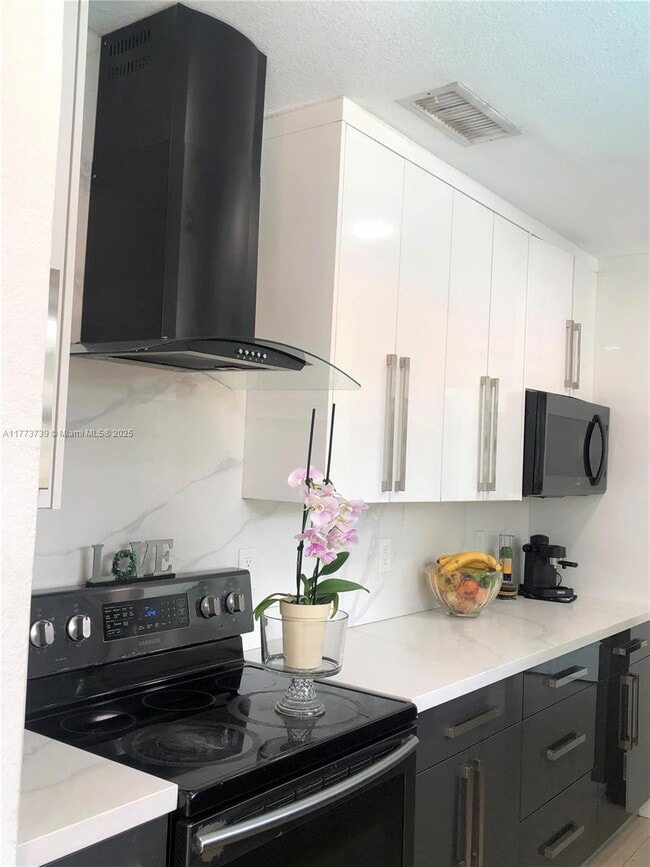 Photo - 6458 Evans St