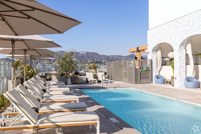 Building Photo - Jardine Hollywood