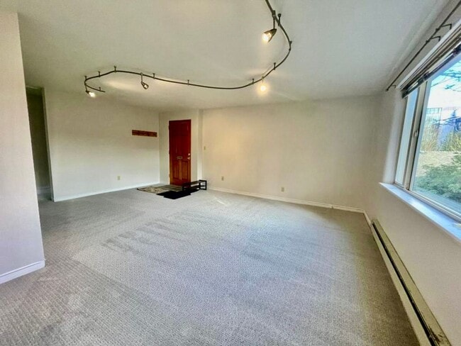 Photo - One Bedroom Condo Near University of Washi...