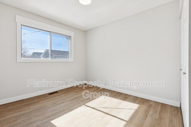 Photo - 4809-4852 52 St