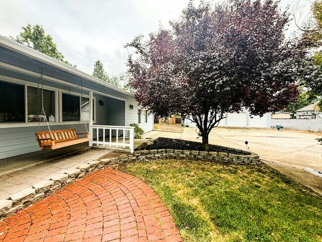 Photo - 400 Burgess St