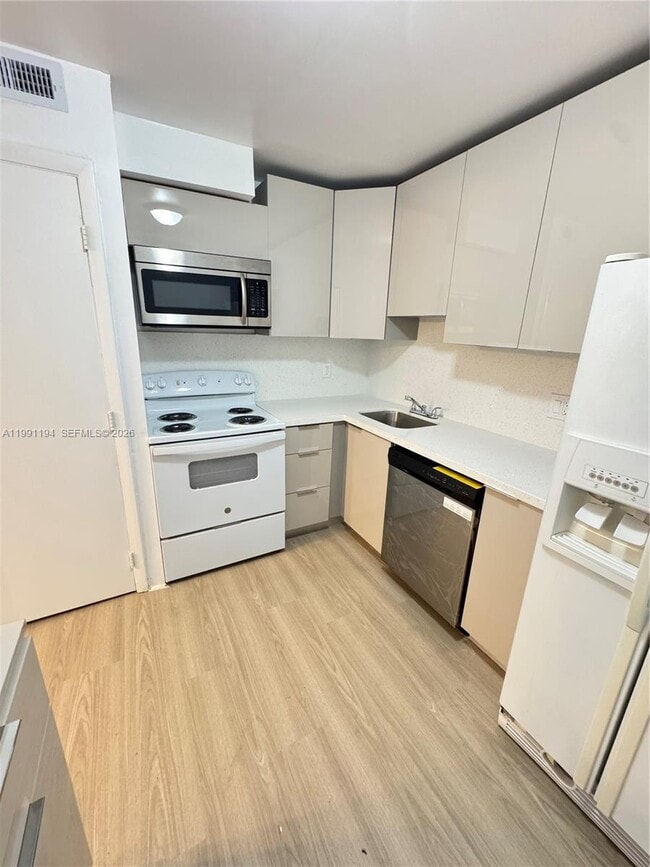 Building Photo - 4160 Inverrary Dr Unit 510