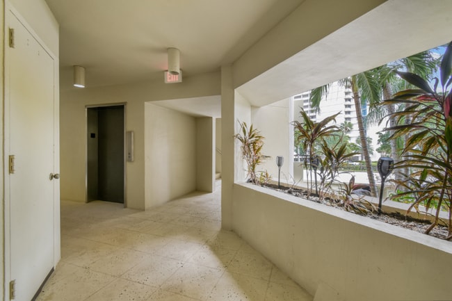 Photo - 1117 Marine Way E