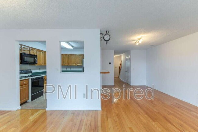 Photo - 405 Aberdeen Ln