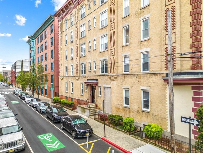 Building Photo - 533 Monroe St Unit 2C Rental