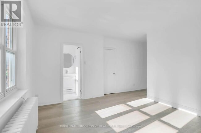 Photo - 894 Eglinton Ave E