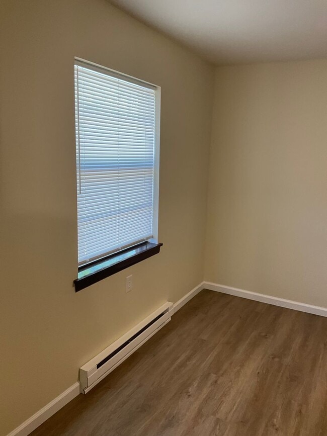 Building Photo - Deepwater Apartments Unit 10