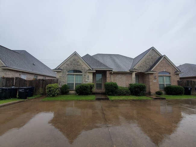 Photo - College Station - 3 Bedroom - 3 bath duplex with Fenced in Privacy Yard.