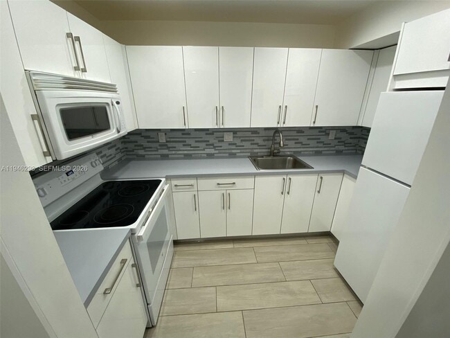 Building Photo - 4805 NW 7th St Unit 103-15