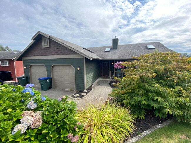 Photo - Spacious 4-bedroom with Panoramic Deck Nex...