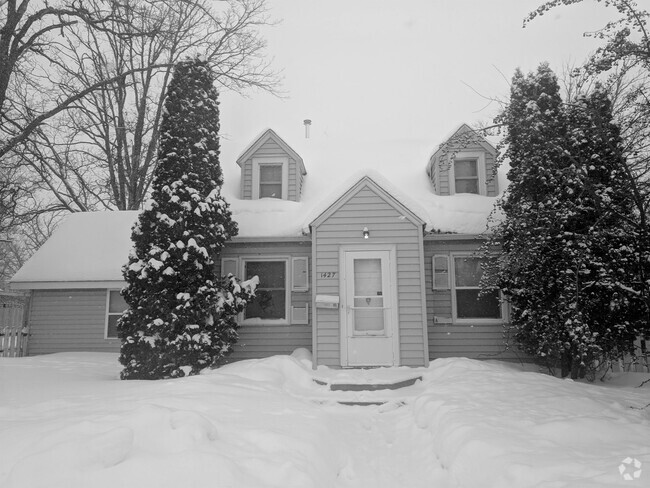 Building Photo - 1427 Bixby Ave NE Rental