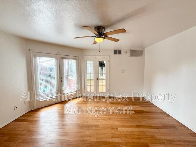 Photo - 9839 Walnut St