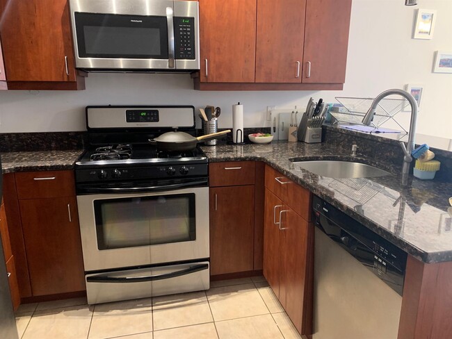 Building Photo - 157 Auburn St Unit 1