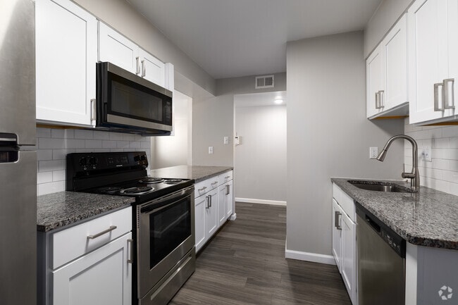 2BR, 2BA - 900SF - Platinum