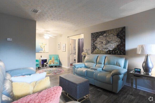 2BR, 2BA - 900 SF