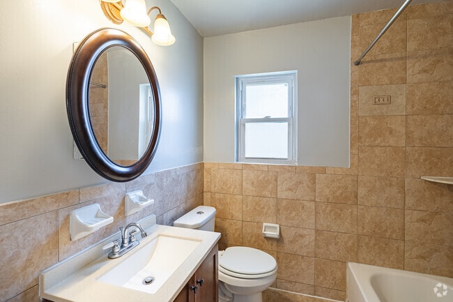 2BR, 2BA - 860SF - Bathroom
