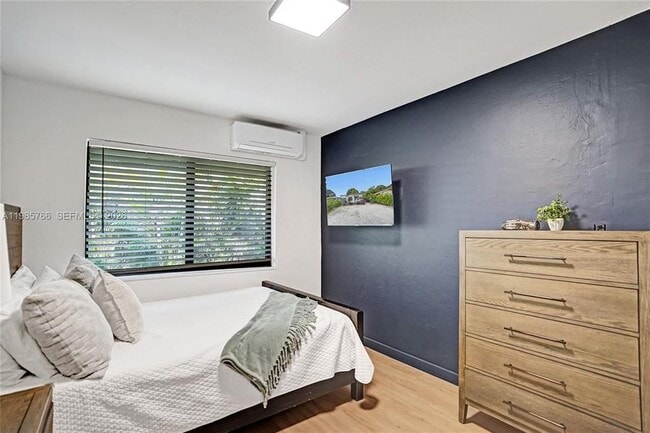 Photo - 754 NE 40th St