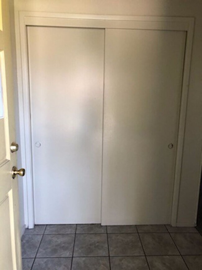 Modesto, 3 bedroom 2 bathroom with a 2 car... House House Rental in