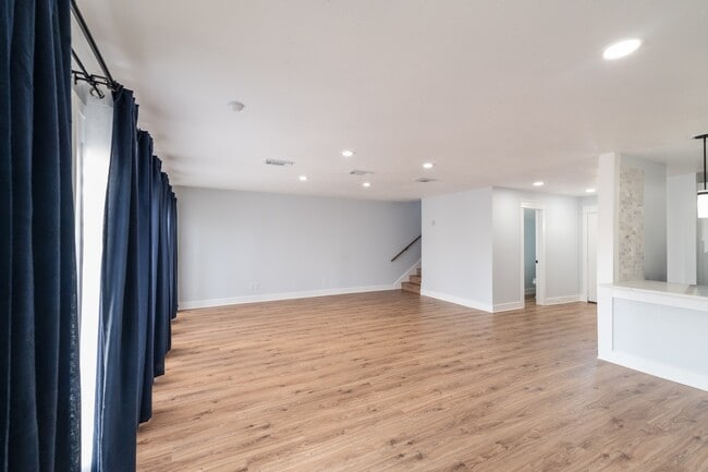 Photo - 3939 Knollcrest Dr