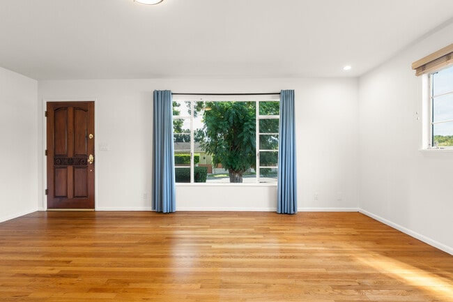 Photo - 5651 N Bryn Mawr St