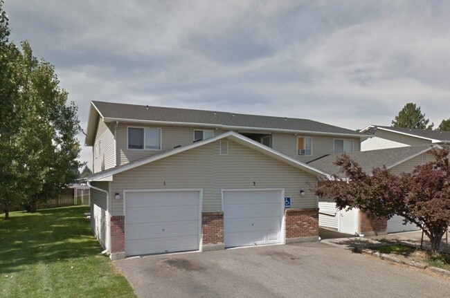 Photo - 2135 Alan St