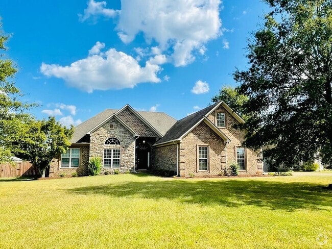 Building Photo - Enjoy summer days with a pool Rental