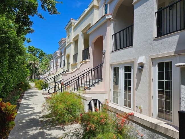 Building Photo - Seasonal Short-Term 2 Bedroom, 2.5 Bath Multi-Level Condo with Balcony and Patio located on Venic...