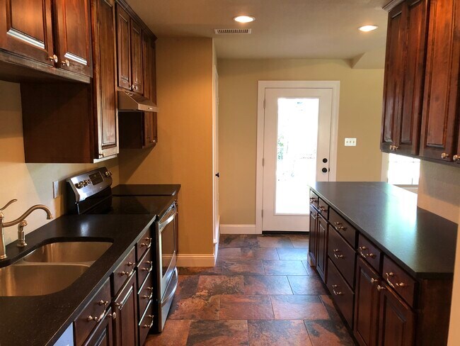 Photo - 1910 Greenhaven Dr