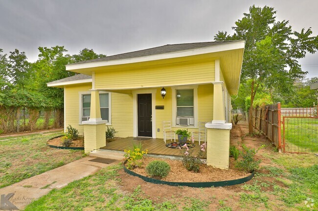 Building Photo - 2 bed 1 bath; AVAILABLE NOW! Rental