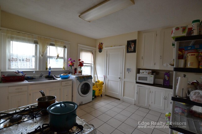 Building Photo - 30 Falkland St Rental
