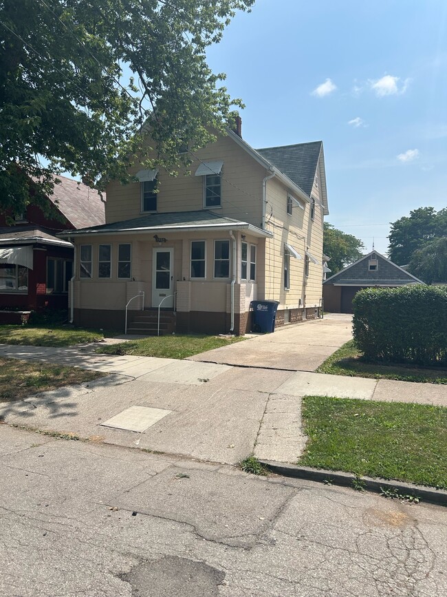 Building Photo - 1854 Genesee St Rental