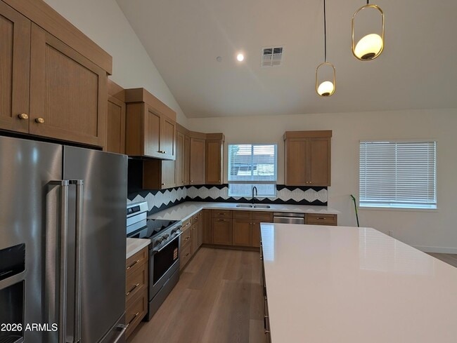Photo - 826 W 12th St