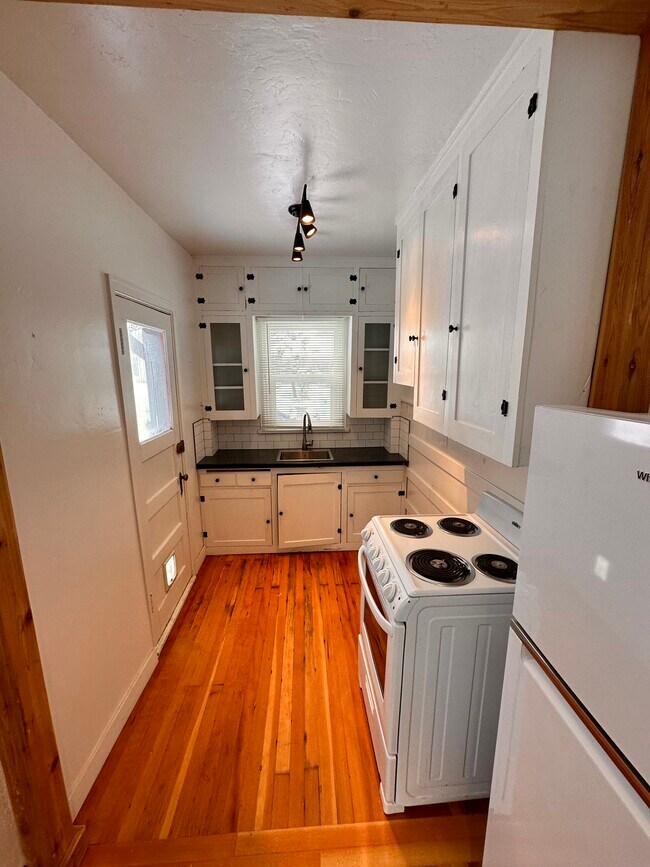 Photo - 2445 Custer Ave