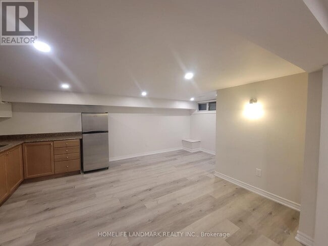 Photo - 307 Axminster Dr