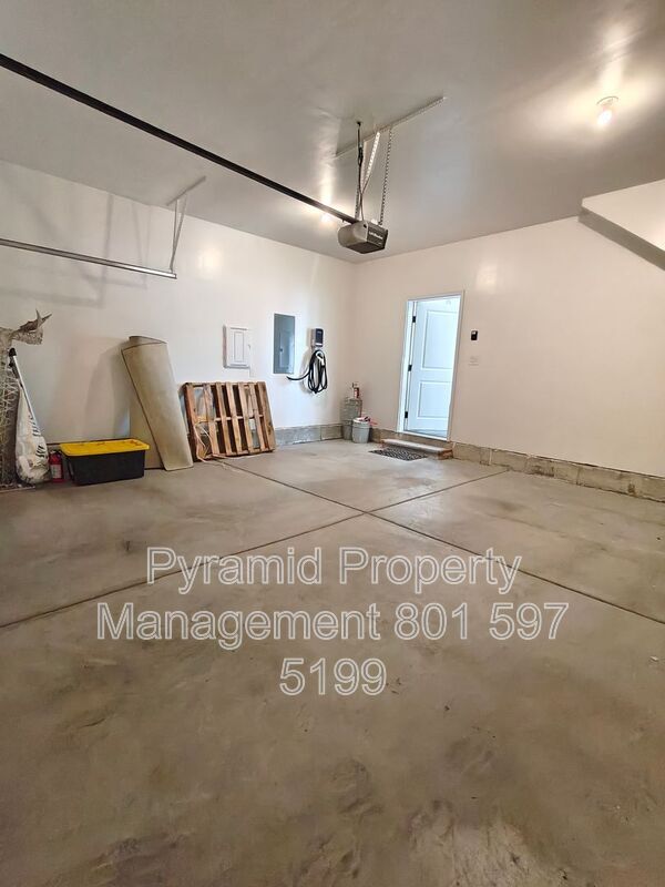 Photo - 103 E Brushy Canyon St