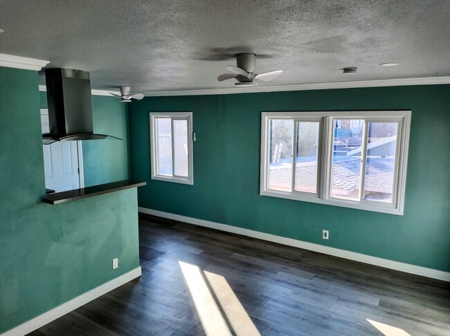 720 W 47th St Unidad Top floor apartment