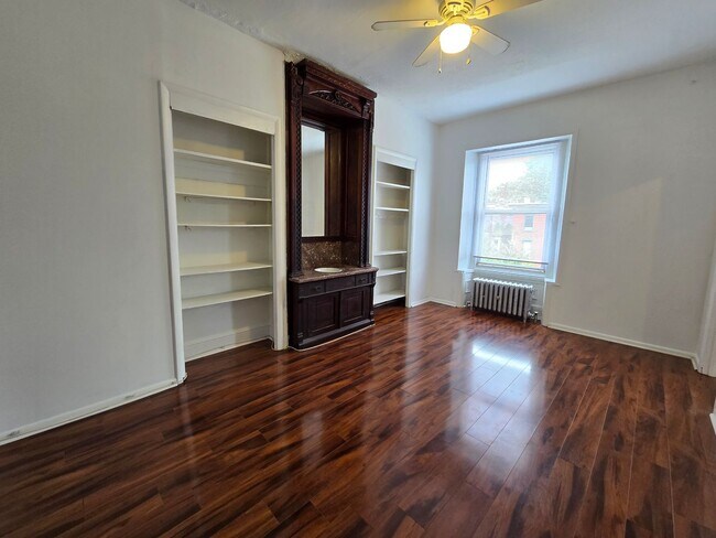 Building Photo - 2006 Spring Garden St Unit 3F Rental
