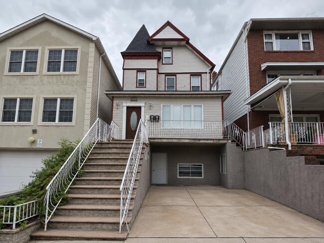 Building Photo - 712 17th St Unit 2