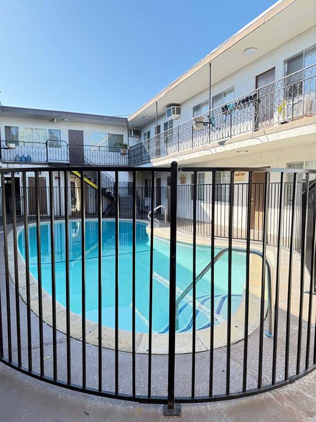 Building Photo - 6633 Woodley Ave Rental