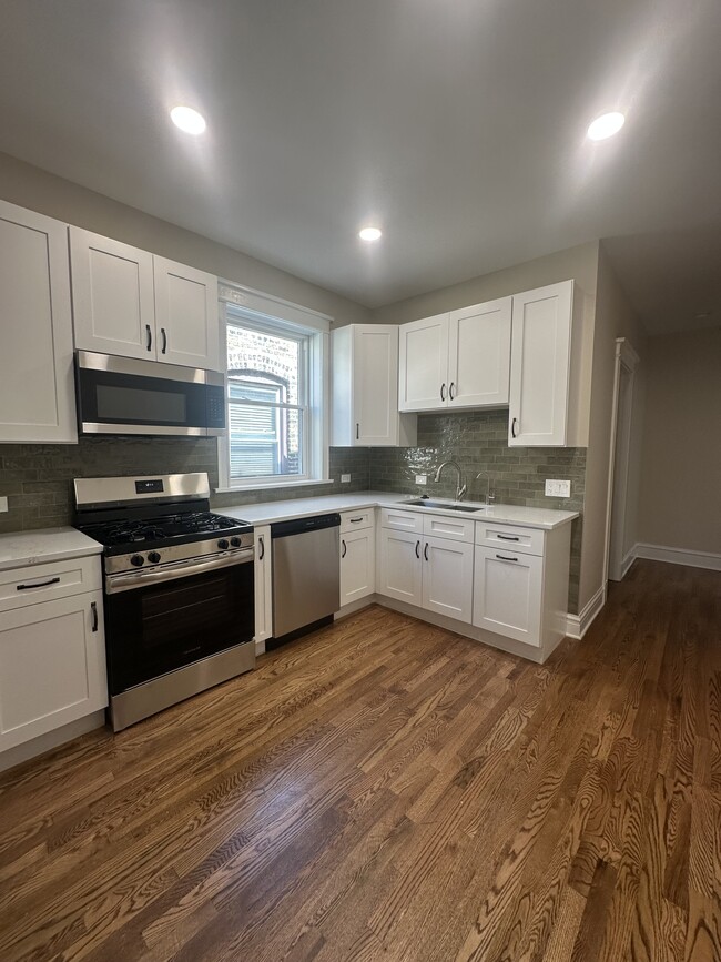 Building Photo - 4314 N Wolcott Ave Unit Second floor
