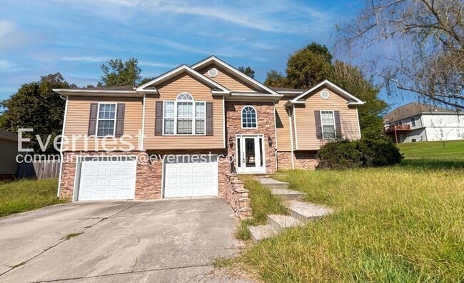 Building Photo - 4 Bed, 3 Bath Home with Garage / Pet-Friendly / Available Now!