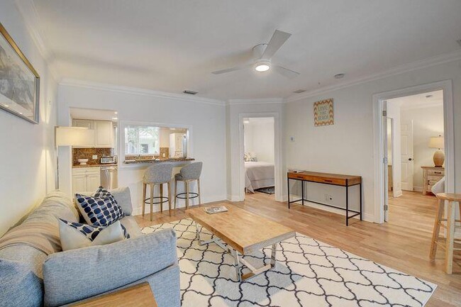 Building Photo - 49 SE 7th Ave Unit 4 Rental