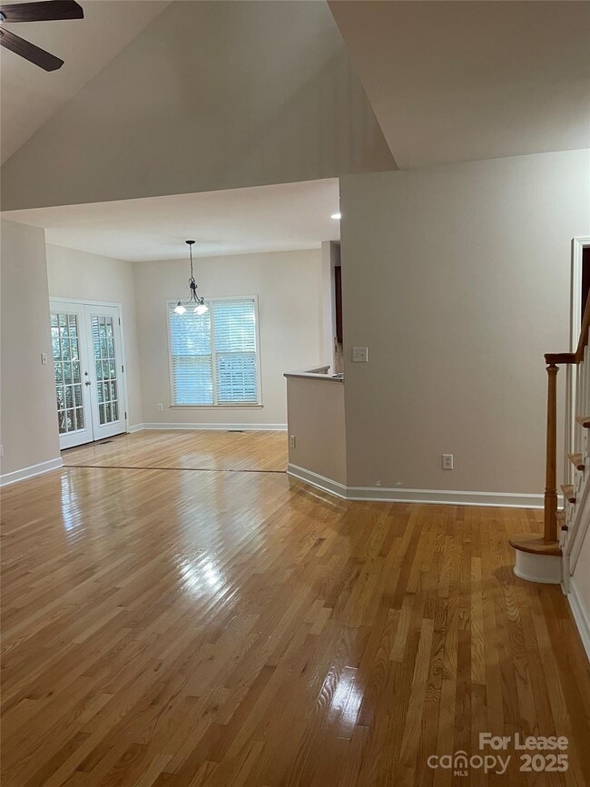 Photo - 113 Abbotsbury Ct