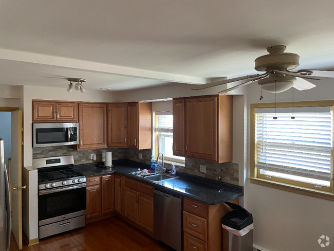 Building Photo - 4439 N Newcastle Ave Unit Middle Rental