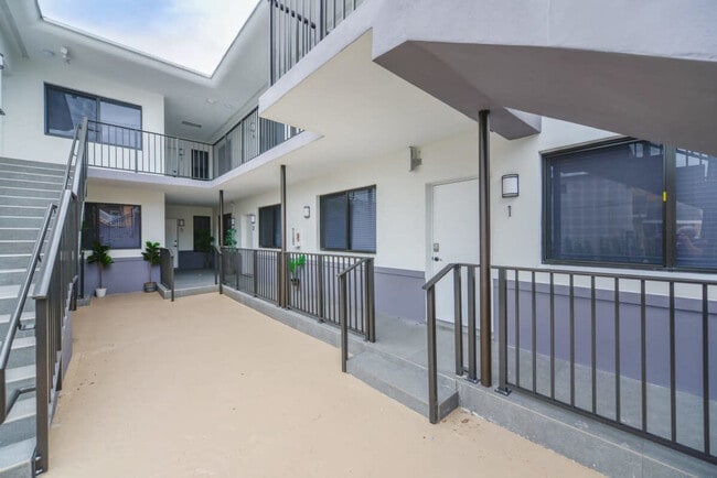 Photo - 700 SW 11th Ave Unidad FL1-ID1022482P