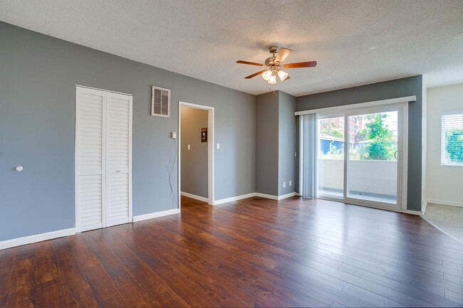 Building Photo - 537 W Hyde Park Blvd Unit 201