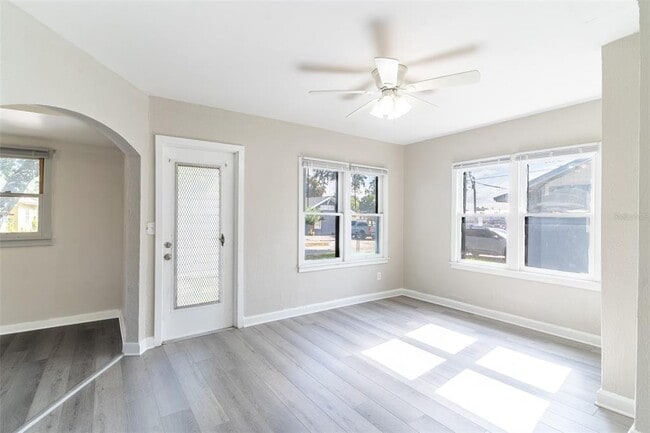 Photo - 106 Ave D SW
