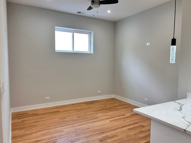4121 W Montrose Ave